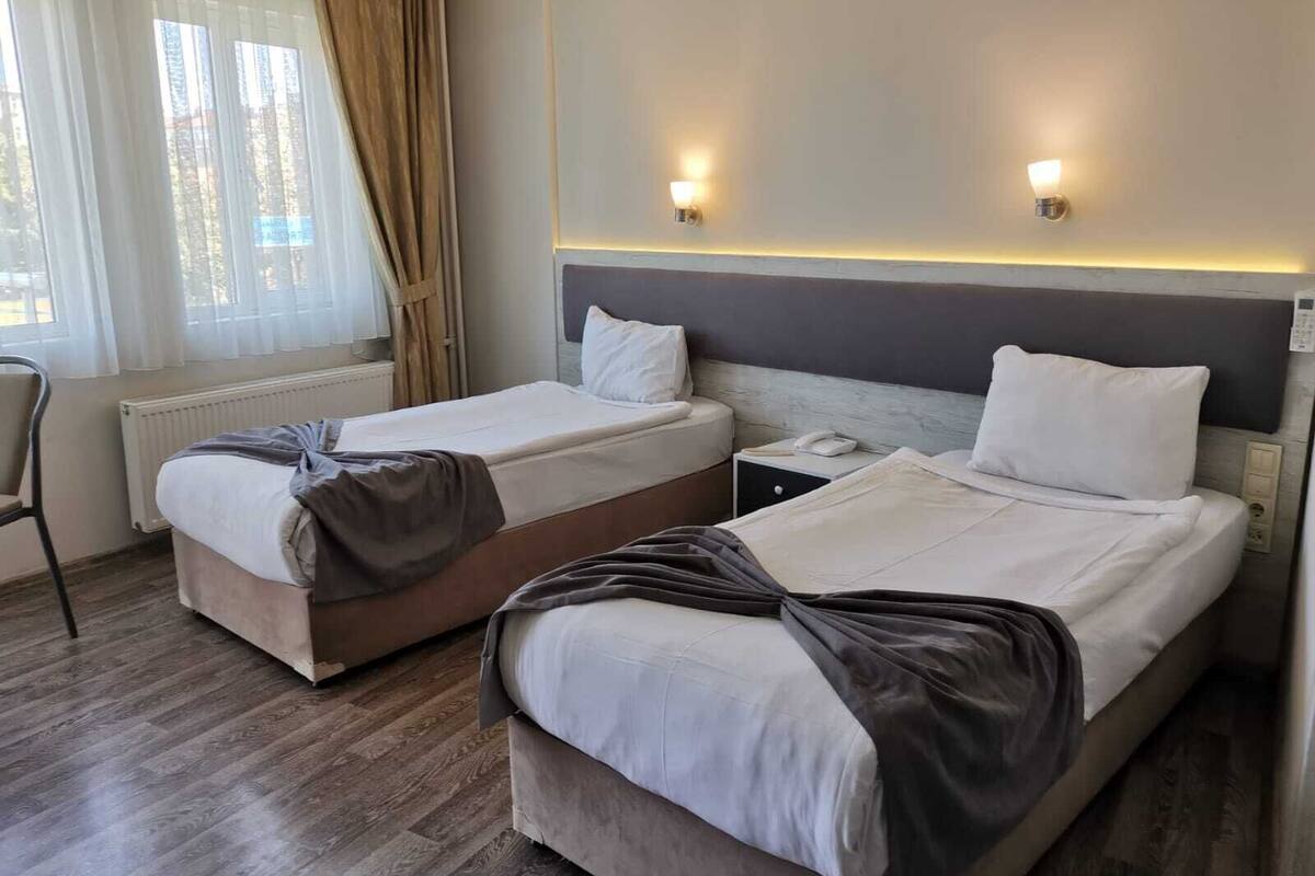 standard double or twin room | desk, laptop workspace, soundproofing, free wifi