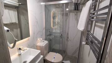 Amenidades de baño gratuitas, secadora de cabello, pantuflas, toallas