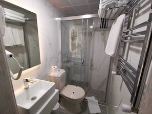 Kostenlose Toilettenartikel, Haartrockner, Hausschuhe, Handtücher