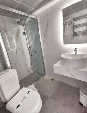 Free toiletries, hair dryer, slippers, towels - Hotel Temizay (Çanakkale)