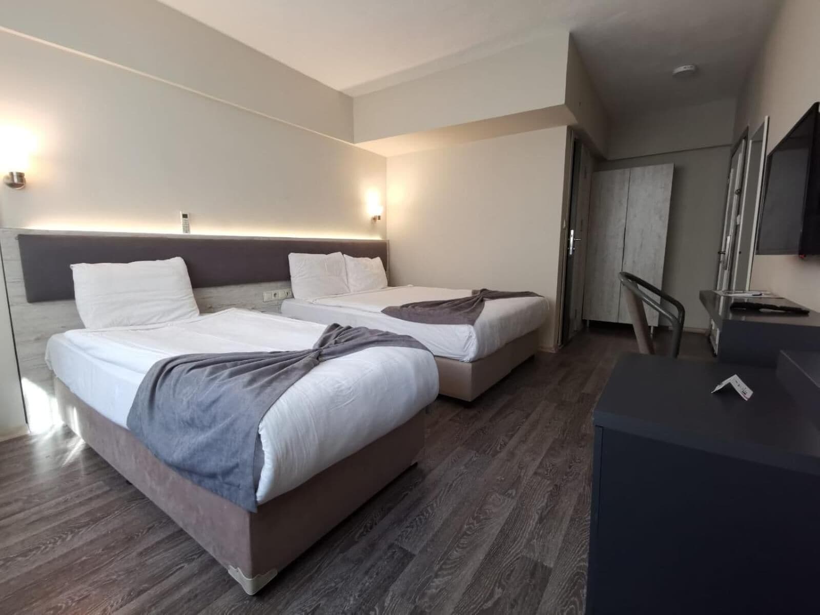 desk, laptop workspace, soundproofing, free wifi