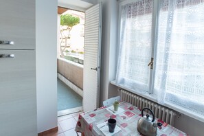 Apartamento, 4 quartos (Via Anastasio II, 167) | Cozinha privada | Geladeira grande, micro-ondas, fogão, cooktop
