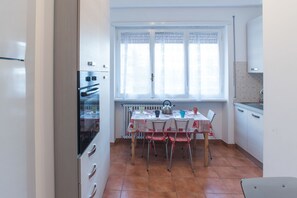Apartamento, 4 quartos (Via Anastasio II, 167) | Cozinha privada | Geladeira grande, micro-ondas, fogão, cooktop