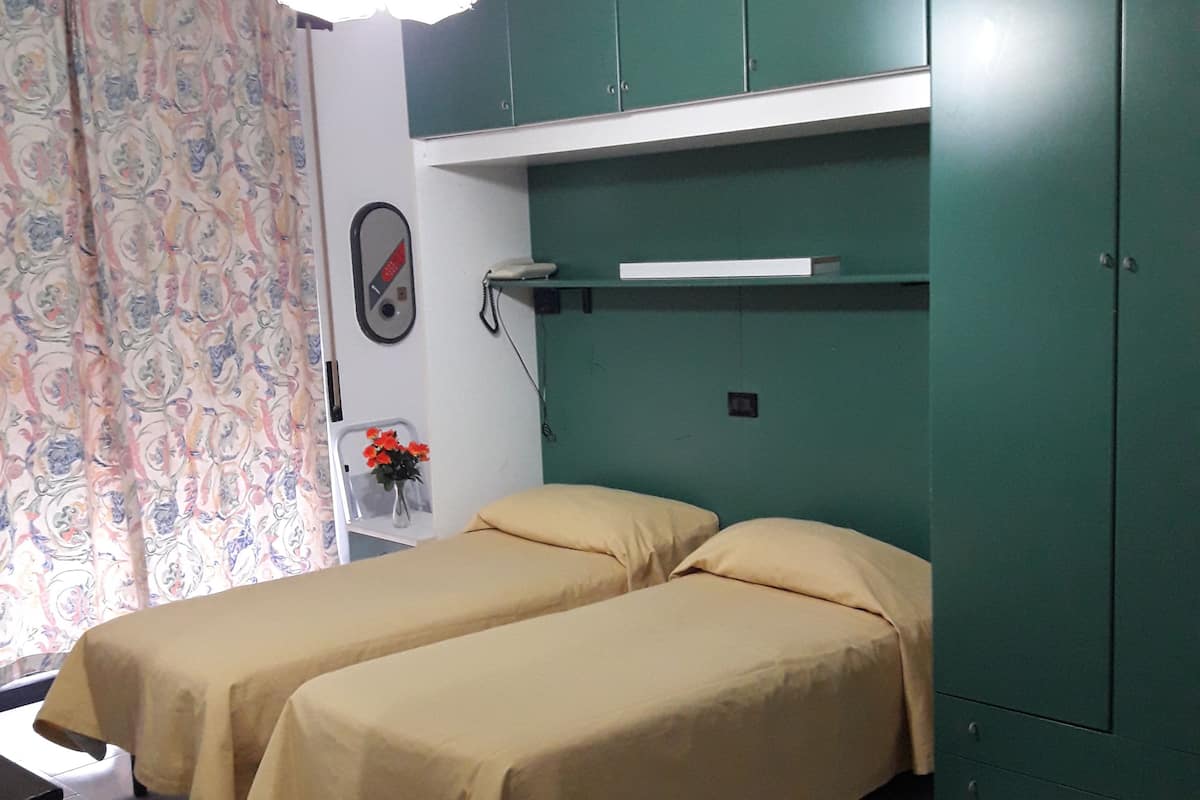 Habitación con 2 camas individuales | Caja de seguridad en la habitación, escritorio y cunas gratuitas