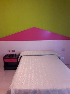 Caja de seguridad en la habitación, escritorio y cunas gratuitas 