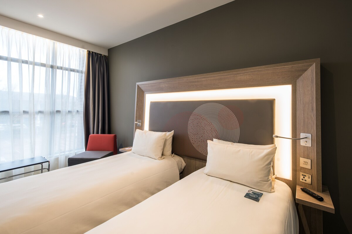 Matelas mémoire de forme, coffres-forts dans les chambres, bureau