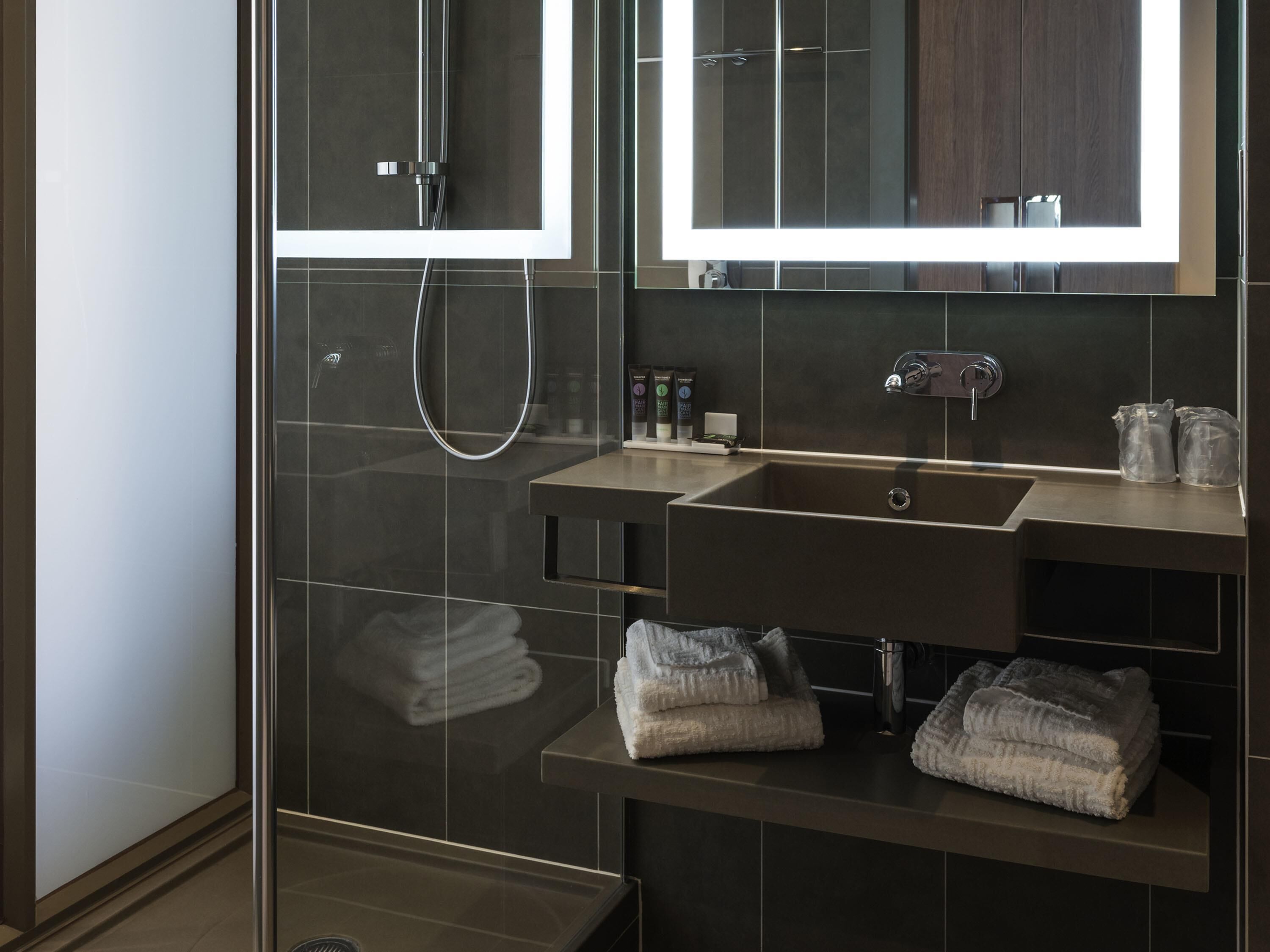 Superior-Zimmer, 1 Doppelbett und Schlafsofa | Betten mit Memory-Foam-Matratzen, Zimmersafe, Schreibtisch