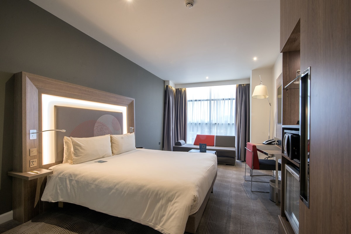 Matelas mémoire de forme, coffres-forts dans les chambres, bureau