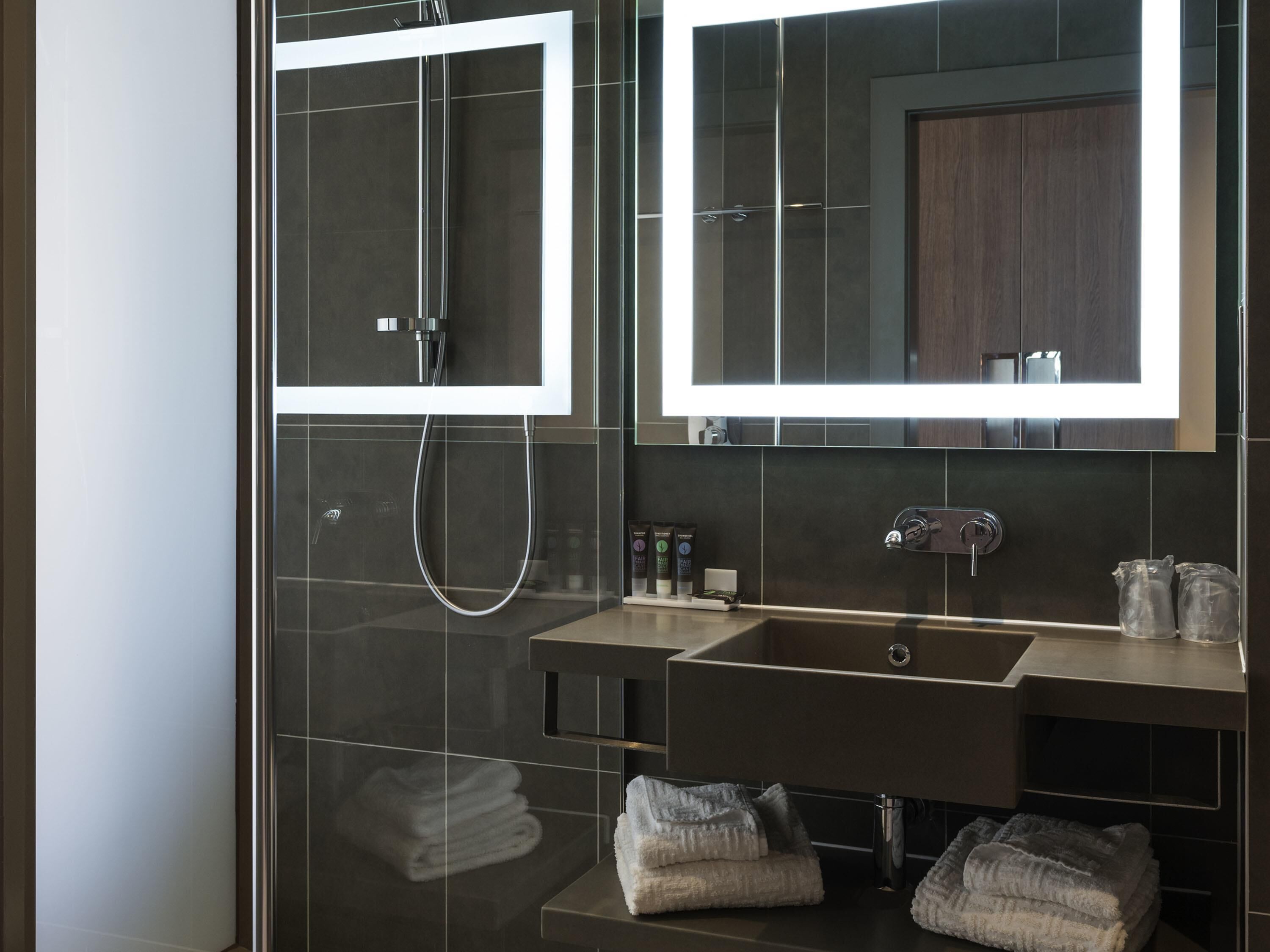 Camas con efecto memoria y caja de seguridad en la habitación 