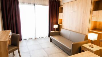 Studio (3 persons) | Luxe beddengoed, een minibar, een kluis op de kamer, een bureau