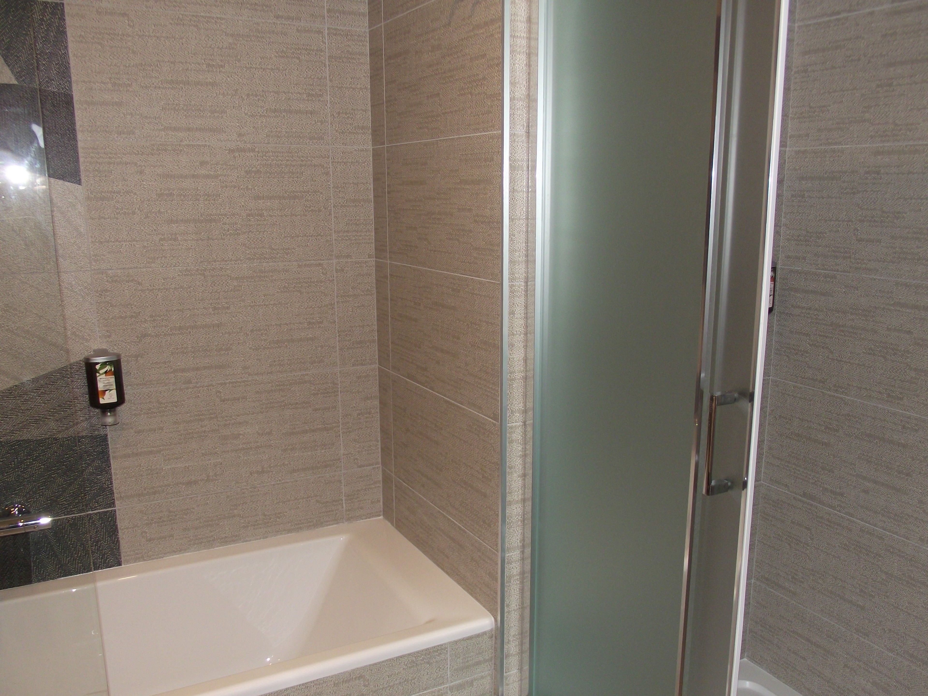 Ein Badezimmer mit Badewanne, Duschkabine und Toilette.
