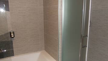 Ein Badezimmer mit Badewanne, Duschkabine und Toilette.