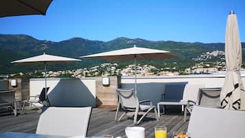 Desayuno buffet (EUR 22 por persona)