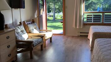 Double Room - Pool View/Wood Floor | Bureau, système d’insonorisation, accès au Wi-Fi (inclus)