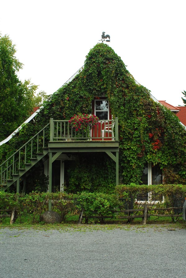 Front of property - Auberge La Coudriere-Cool Hotel (Isle aux Coudres)