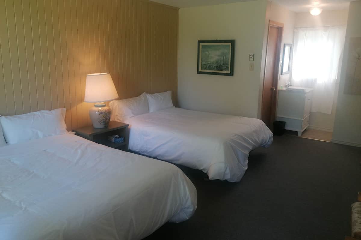 Desk, soundproofing, free WiFi, bed sheets