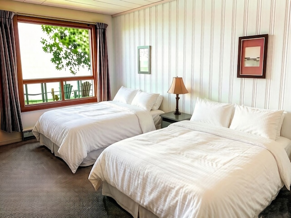Deluxe Twin Room, Sea View | Desk, soundproofing, free WiFi, bed sheets