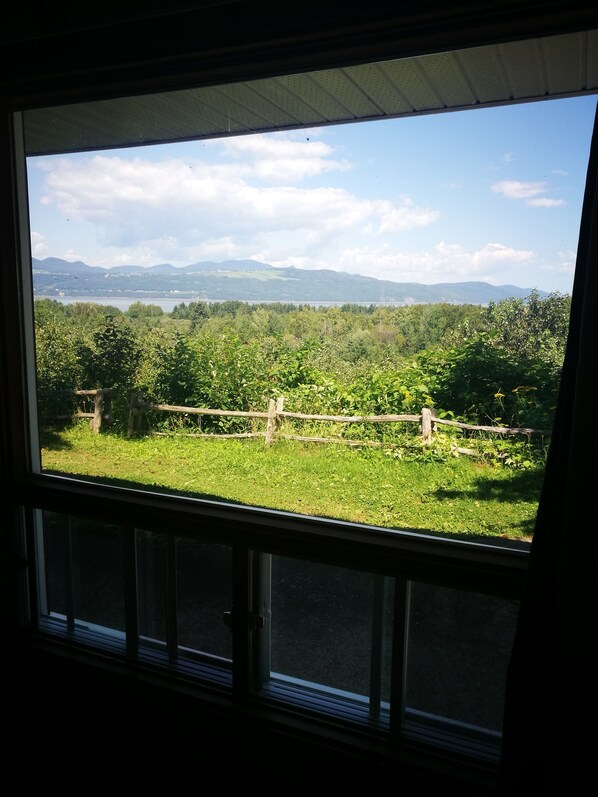 Superior Queen Room, Sea View | Desk, soundproofing, free WiFi, bed sheets