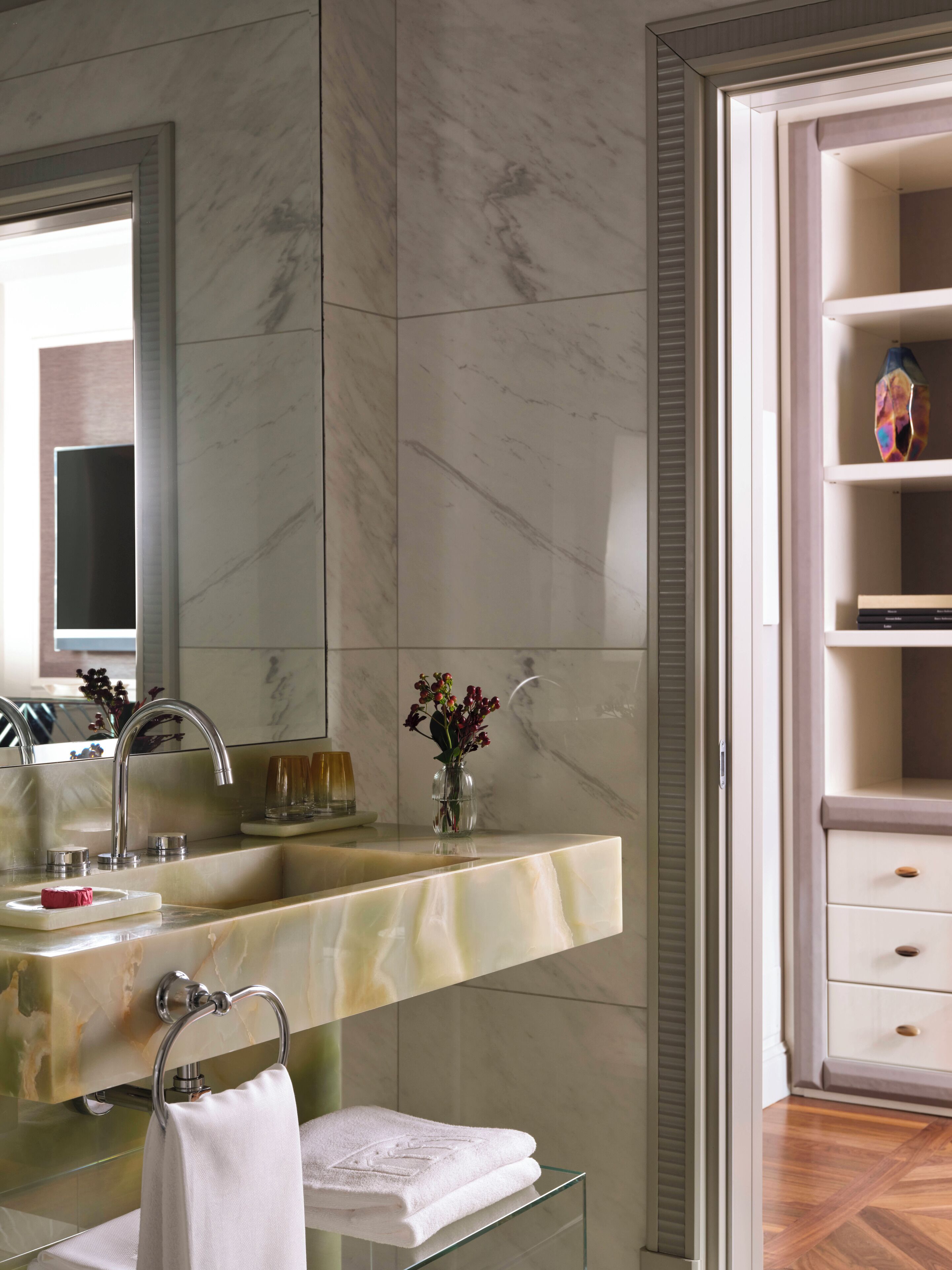 Standaard kamer | Badkamer | Een haardroger, badjassen, pantoffels, een bidet