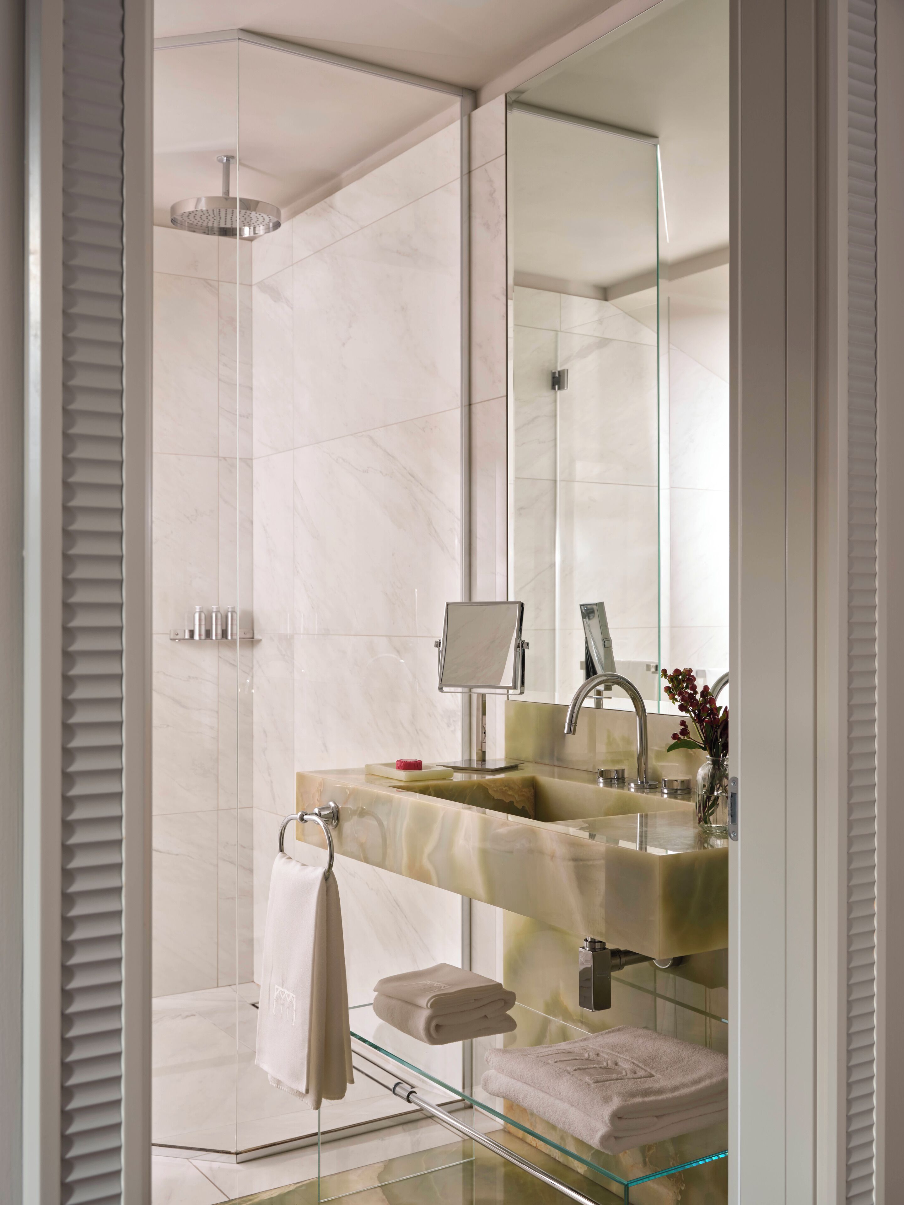 Standaard kamer | Badkamer | Een haardroger, badjassen, pantoffels, een bidet