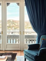 小型套房, 1 张特大床, 湖景, 转角 | 起居区 | 平板电视