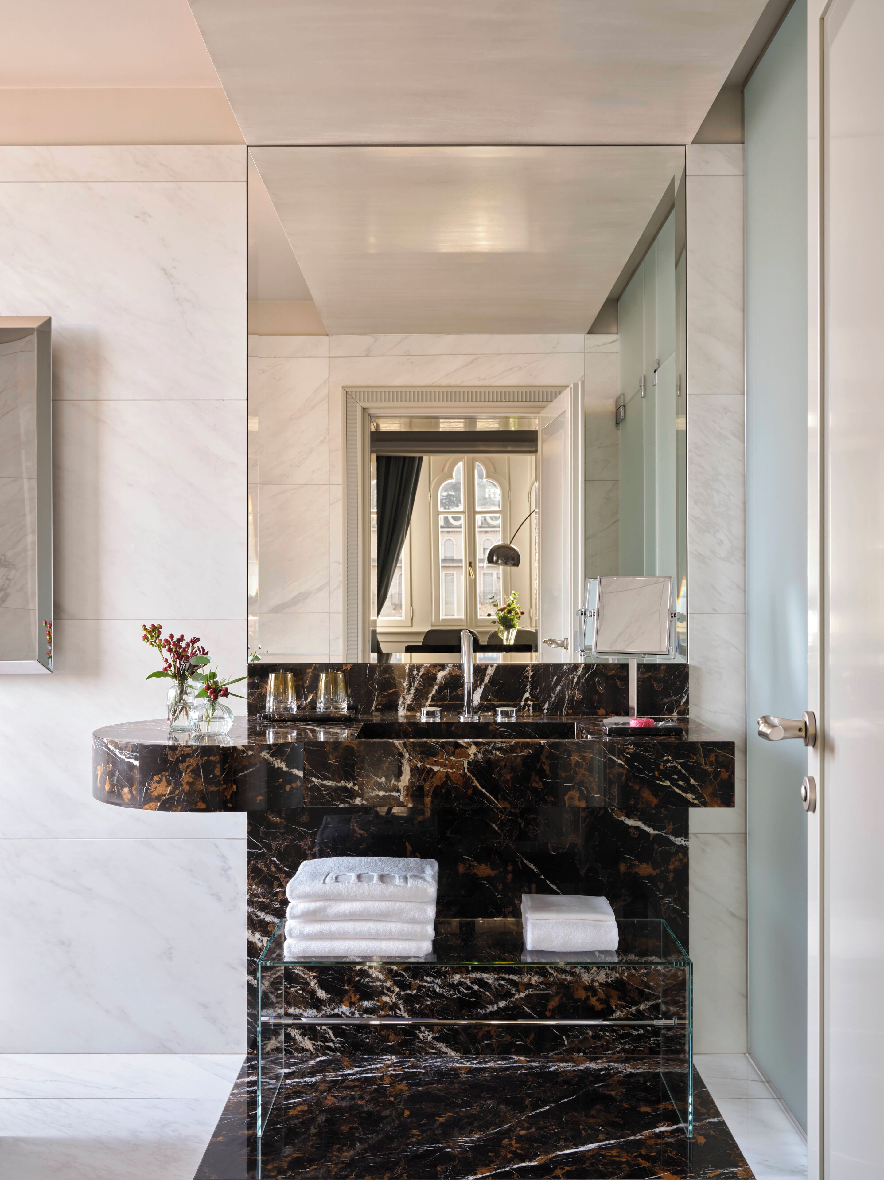 Junior Suite, 1 King Bed, Lake View, Corner | Bathroom