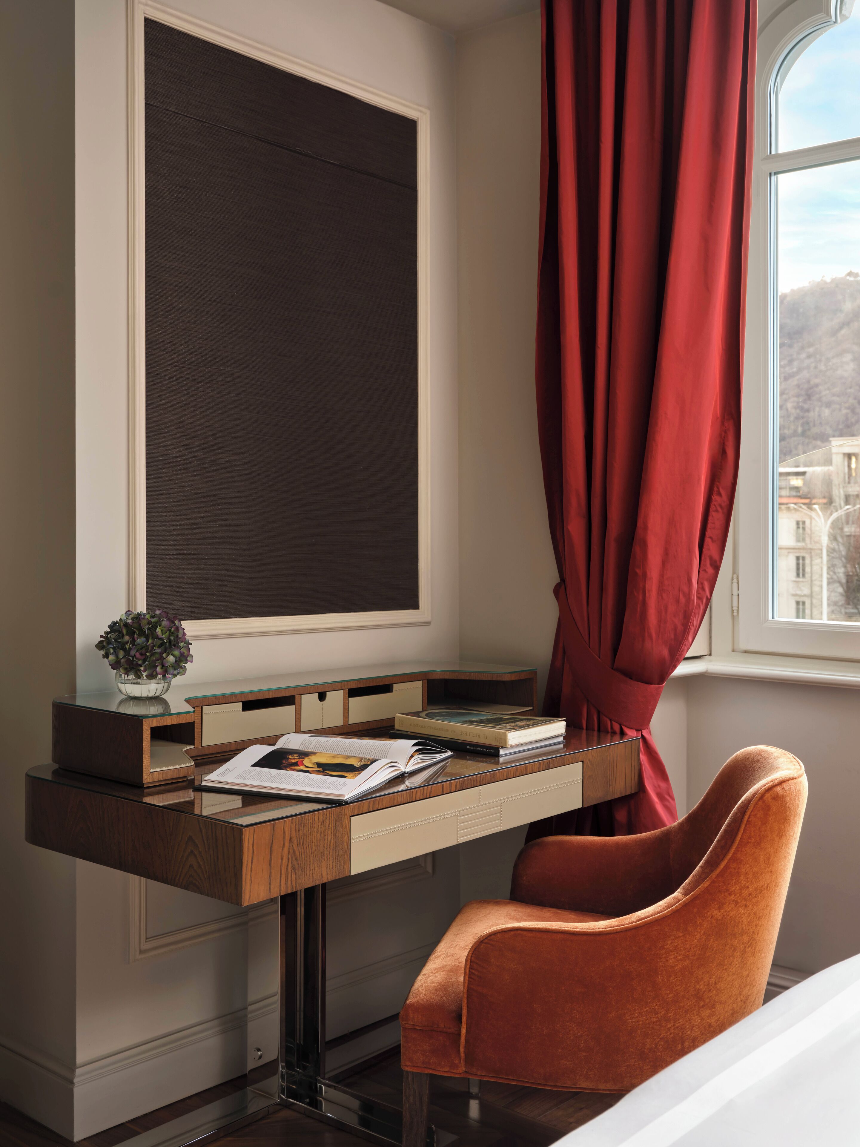 Standaard kamer | Een minibar, een kluis op de kamer, een bureau, geluiddichte muren