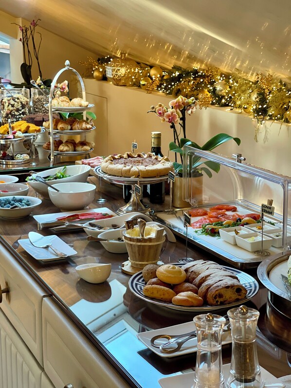 Café da manhã com buffet todos os dias (EUR 35 por pessoa) 