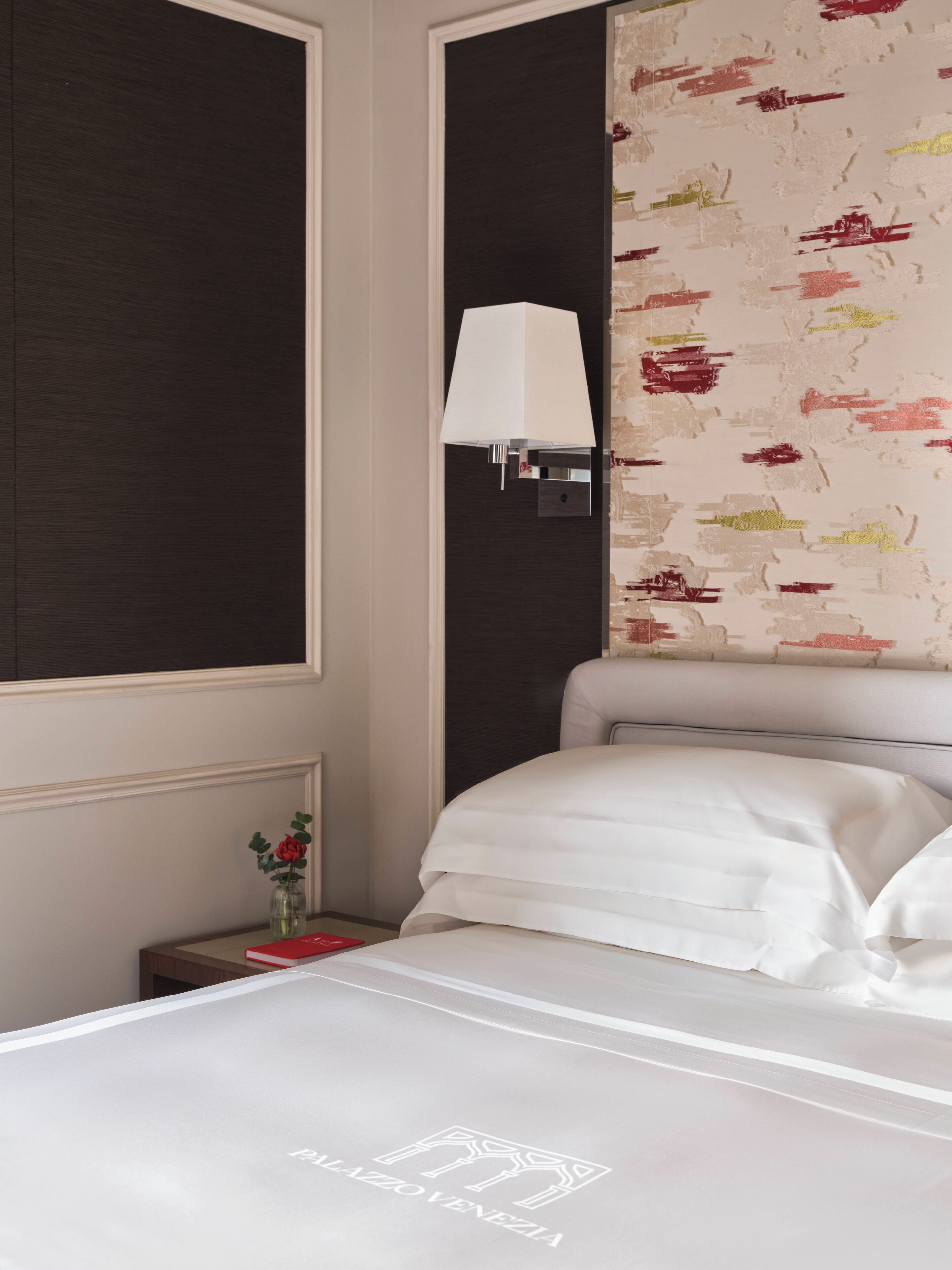 Standaard kamer | Een minibar, een kluis op de kamer, een bureau, geluiddichte muren