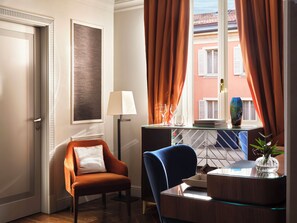 Sengetøy av topp kvalitet, minibar, safe på rommet og skrivebord