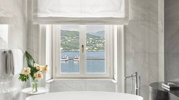 Suite, vista al lago | Baño | Secadora de cabello, batas, pantuflas, bidet