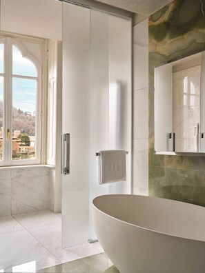 Hair dryer, bathrobes, slippers, bidet - Palazzo Venezia (Como)