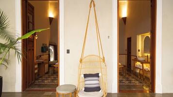 Kahden hengen deluxe-huone | Ylelliset vuodevaatteet, minibaari, tallelokero huoneessa, työpöytä