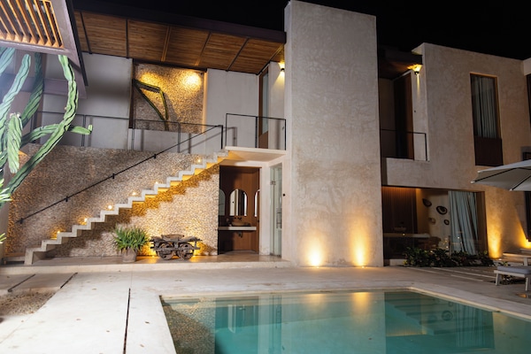 Piscine extérieure, chaises longues