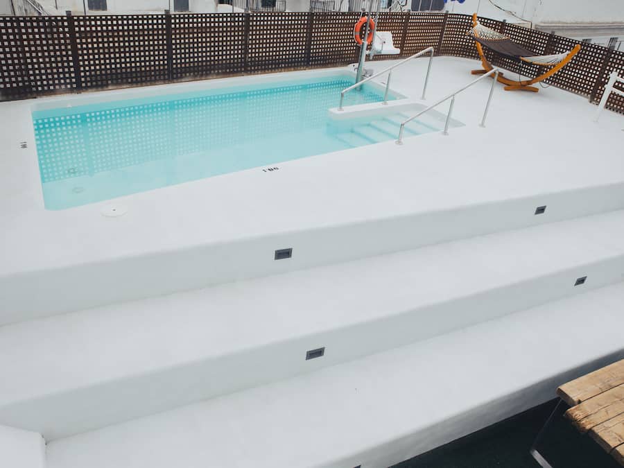 Una piscina al aire libre