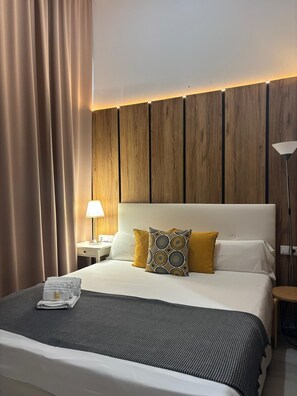 プレミアム アパートメント | 羽毛の掛け布団、低反発ベッド、デスク、ノートパソコン用作業スペース