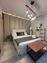 Cubrecamas, colchones con efecto memoria y escritorio