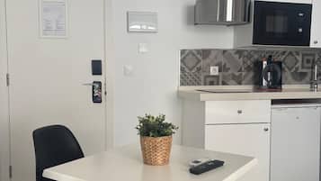 Comfort studio | Privékeuken | Een koelkast/vriezer, een magnetron, een kookplaat, een espressoapparaat