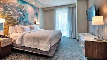 Bureau, rideaux occultants, fer et planche Ă repasser