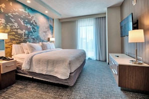 Meja kerja, tirai kedap cahaya, dan setrika/meja setrika