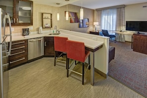Fridge, microwave, oven, stovetop - Residence Inn by Marriott Blacksburg-University (Blacksburg)