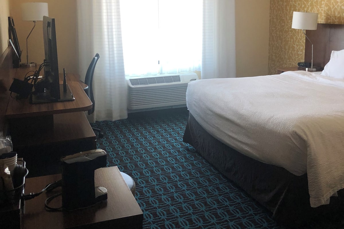 Room, 1 King Bed (Mobility Accessible, Roll-In Shower) | Hypo-allergenic bedding, blackout drapes, iron/ironing board