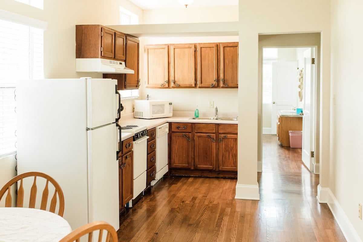 Deluxe Suite, Kitchen, Lake View | Private kitchen