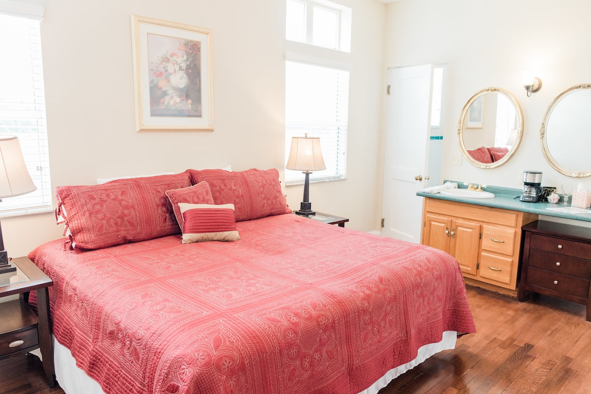 Classic Room, 1 King Bed, Fireplace | Free WiFi