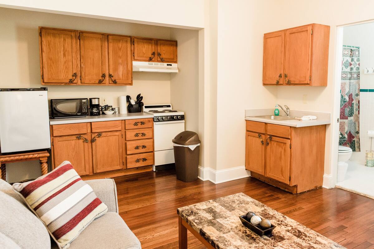 Deluxe Suite, Kitchen, Lake View | Private kitchen