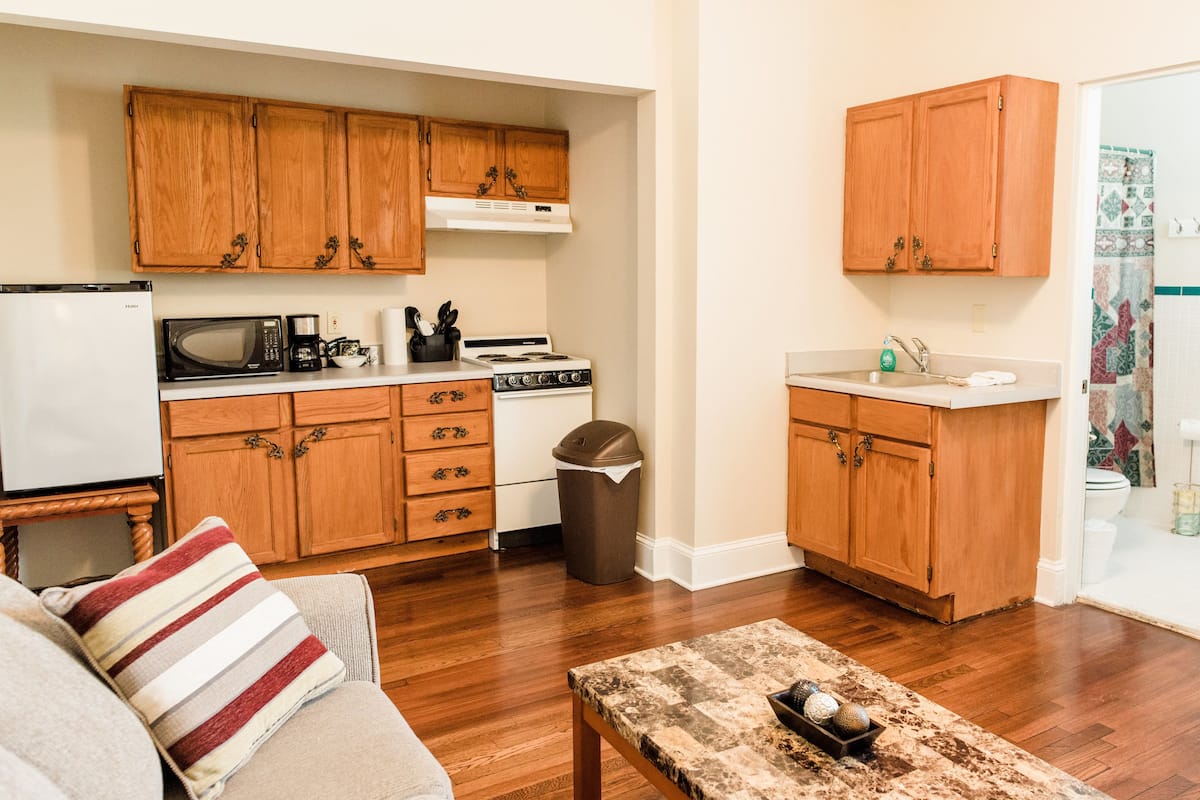 Deluxe Suite, Kitchen, Lake View | Private kitchen