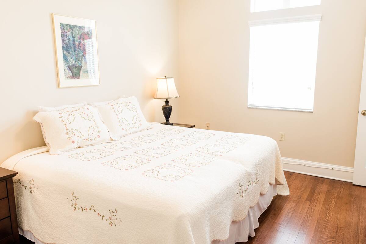 Classic Room, 1 King Bed, Lake View | WiFi (free)