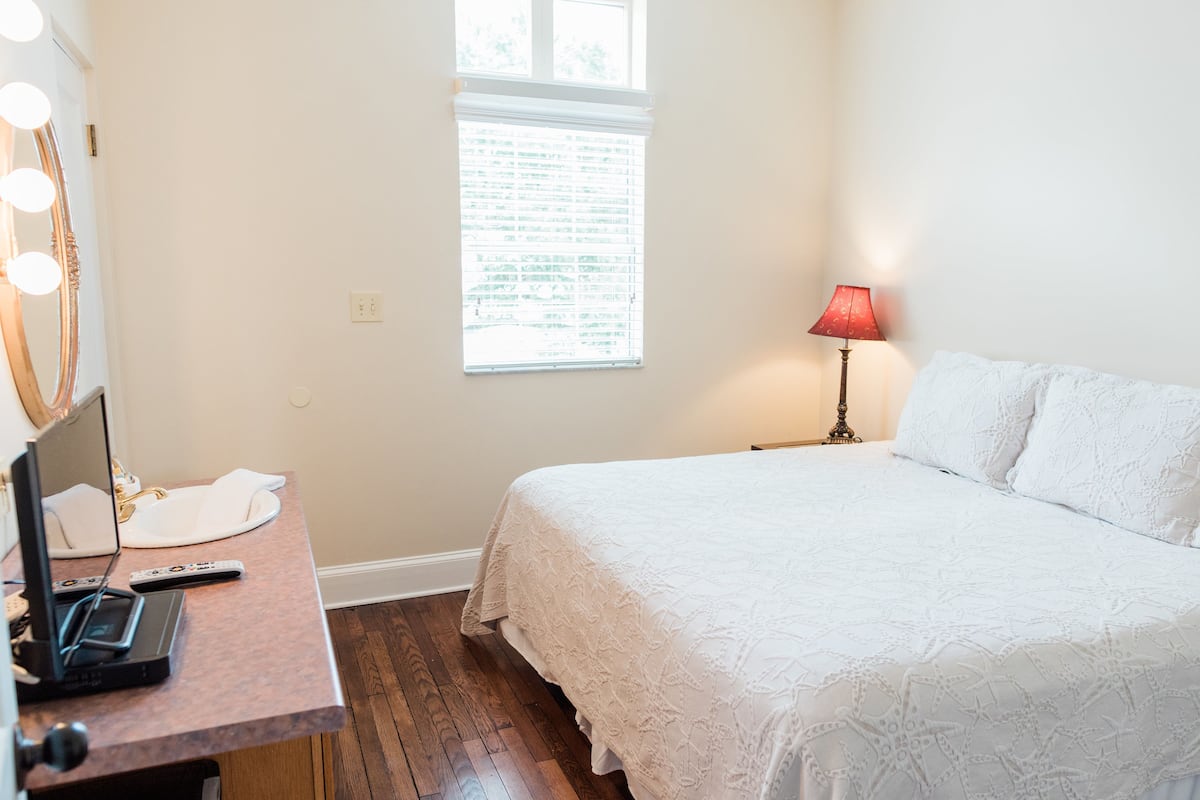 Classic Room, 1 King Bed, Lake View | Free WiFi