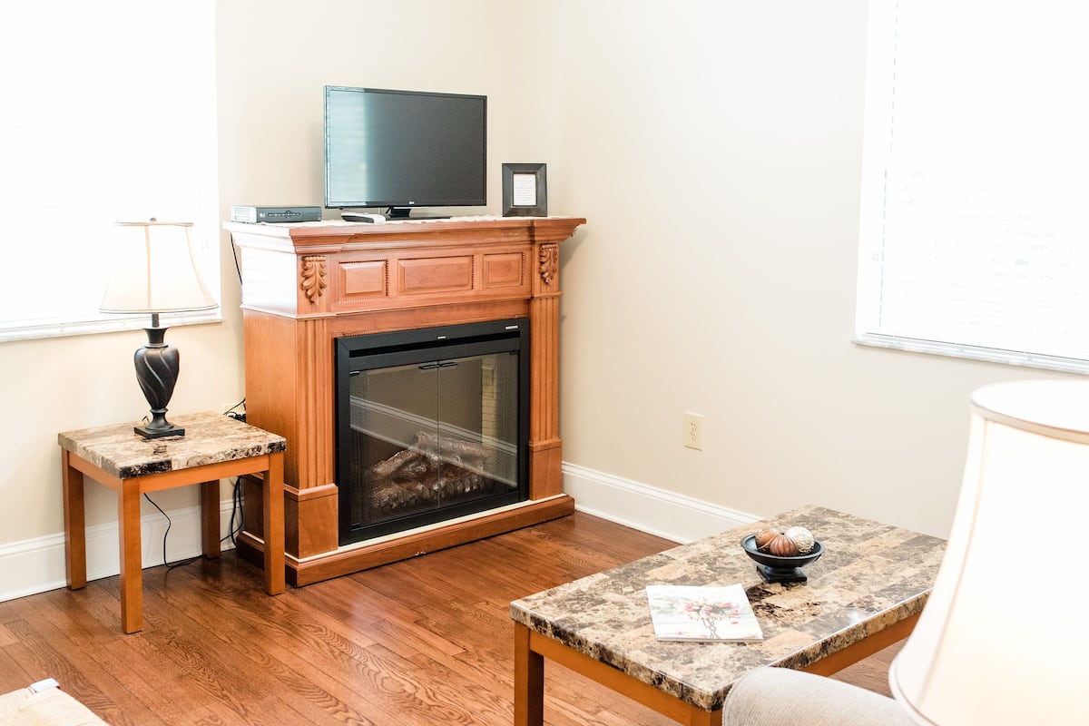 Comfort Suite, Fireplace, Lake View | Living room | Flat-screen TV