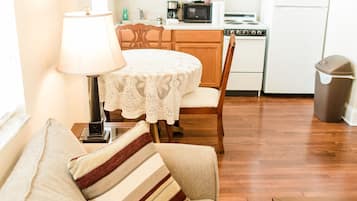 Suite Deluks, dapur, pemandangan danau terbatas | Dapur pribadi